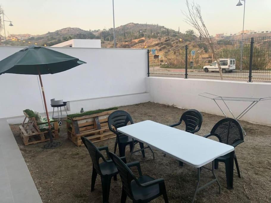 Bajo Con Jardin En Primera Linea De Playa Malaga Exterior photo