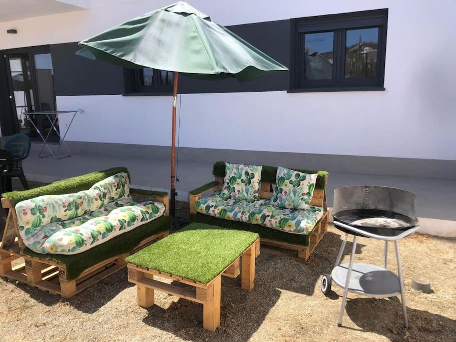 Bajo Con Jardin En Primera Linea De Playa Malaga Exterior photo