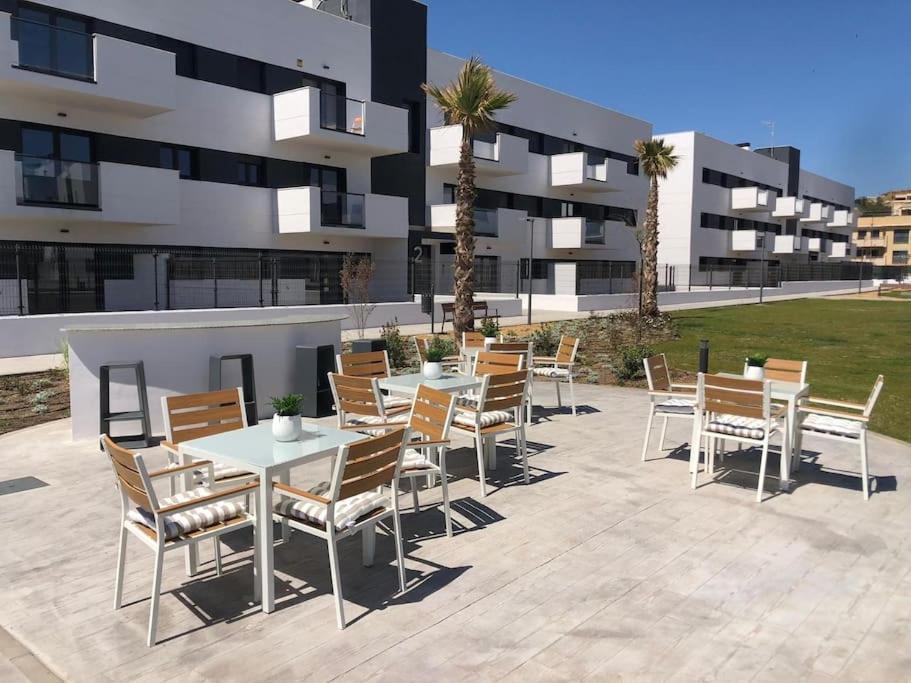 Bajo Con Jardin En Primera Linea De Playa Malaga Exterior photo