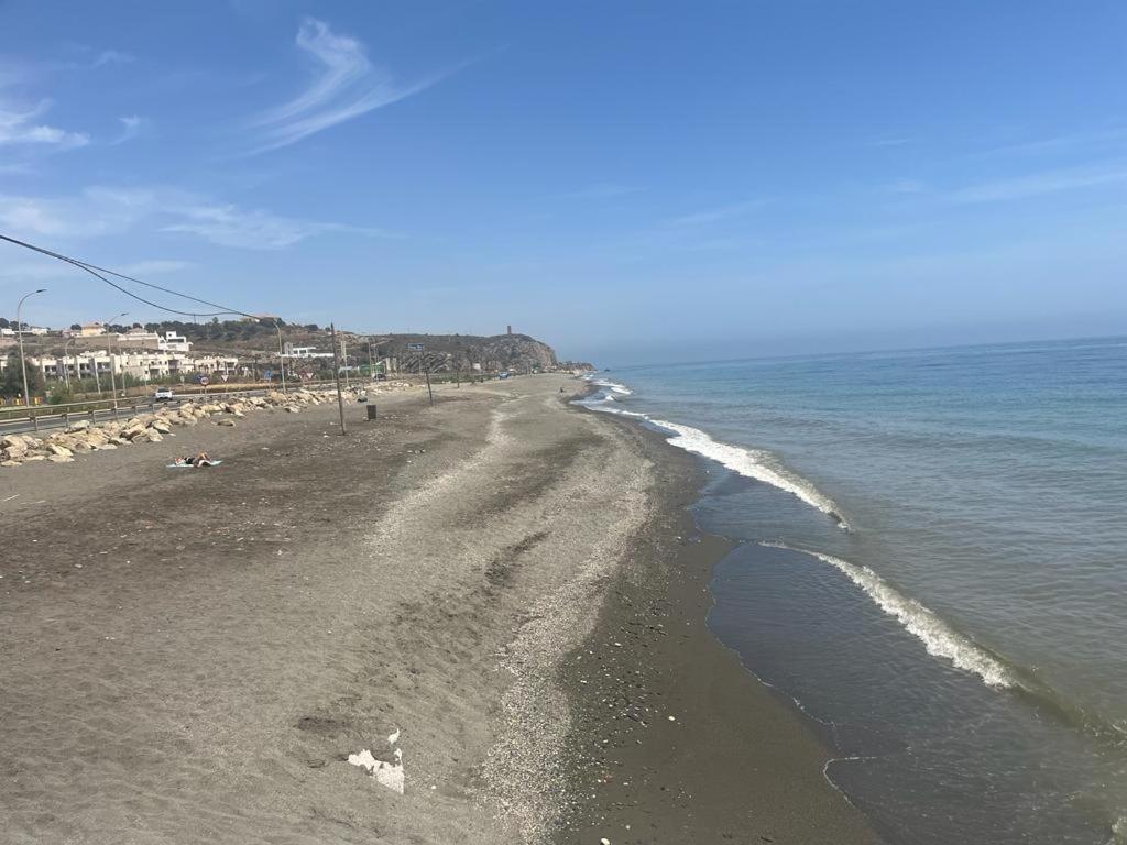 Bajo Con Jardin En Primera Linea De Playa Malaga Exterior photo